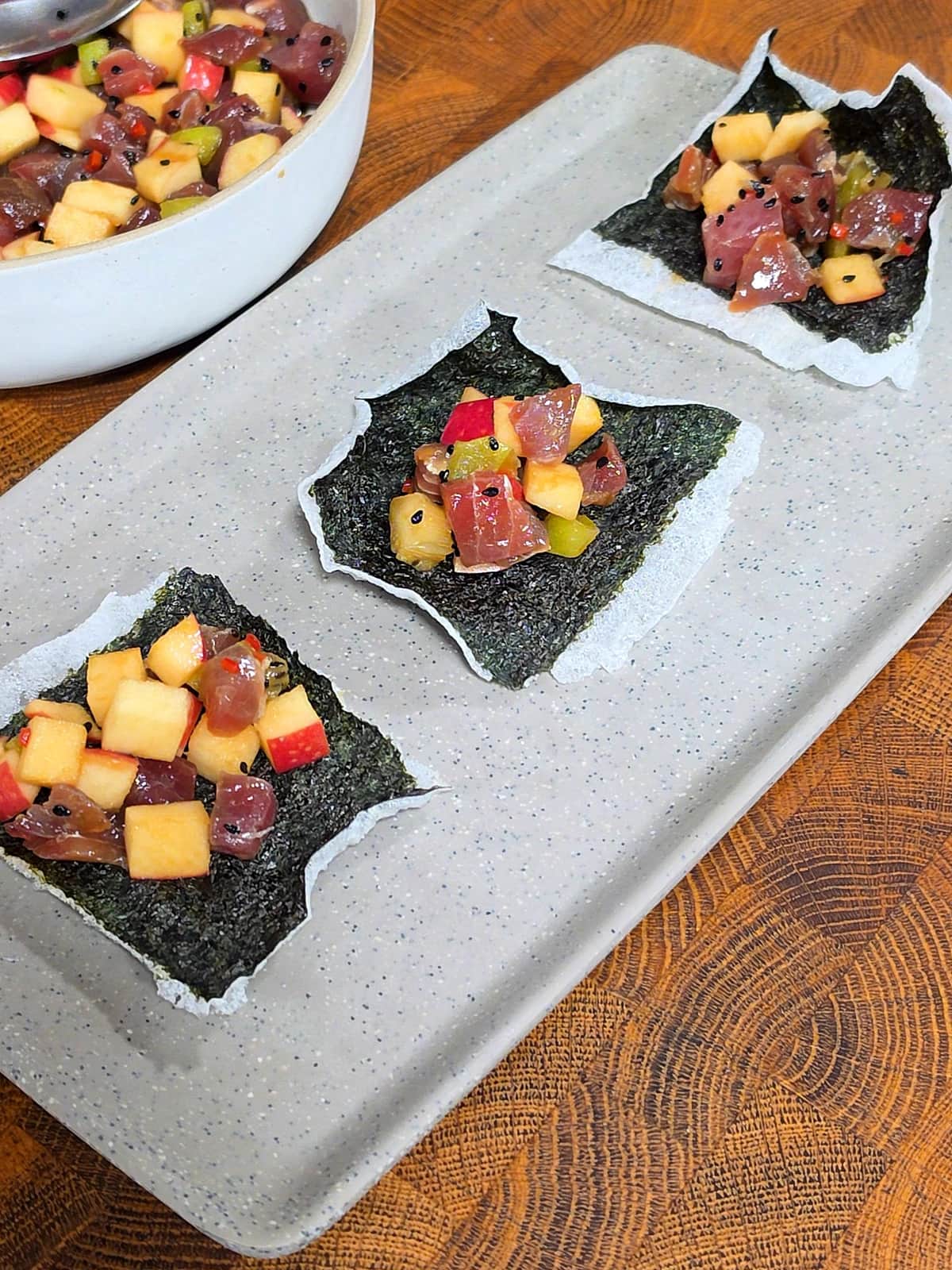 Crispy seaweed cups with tuna, apple and kiwi ceviche