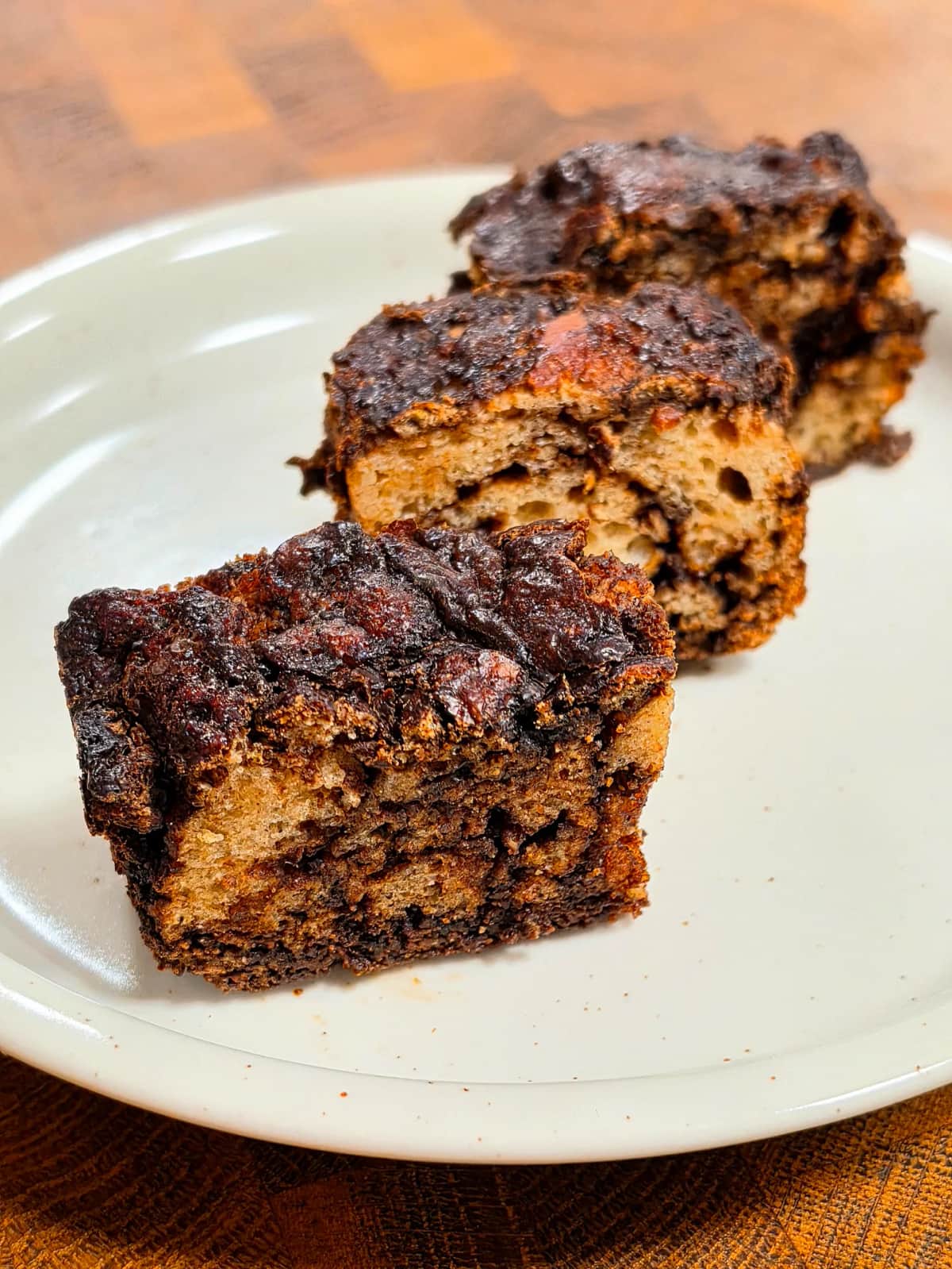 Chocolate yeast cake rich in protein without kneading