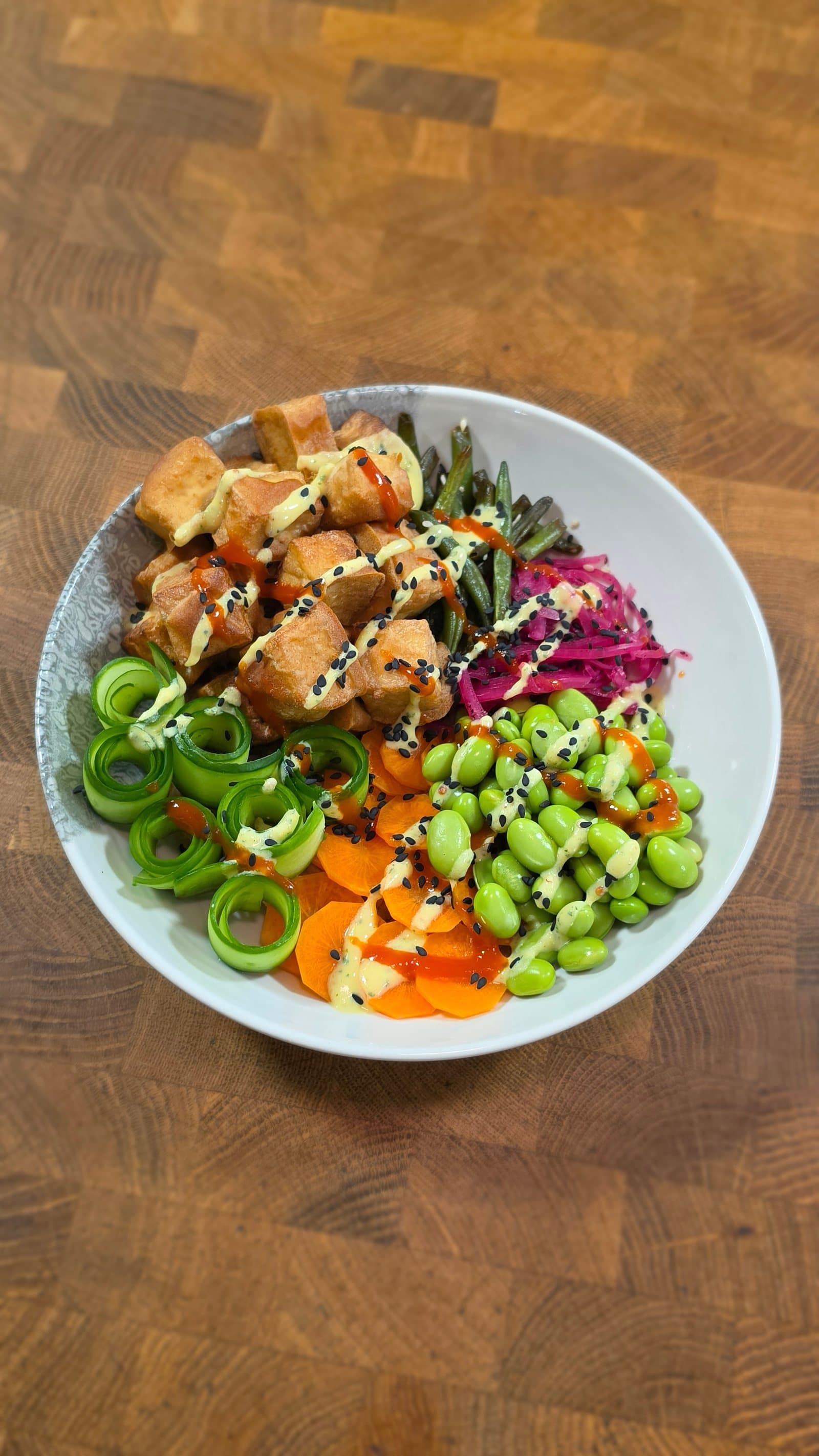 A recipe for a low-calorie Poke Bowl with crispy tofu and peanut sauce