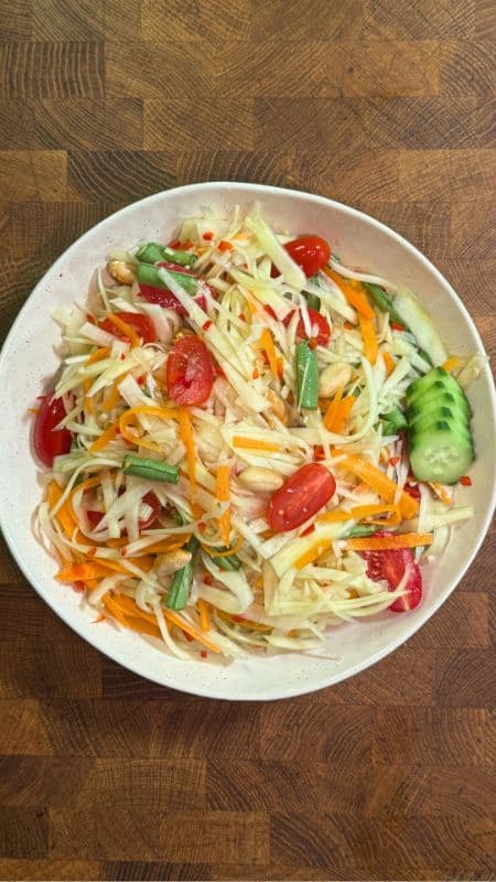 A recipe for a low-calorie papaya salad (Som Tam).