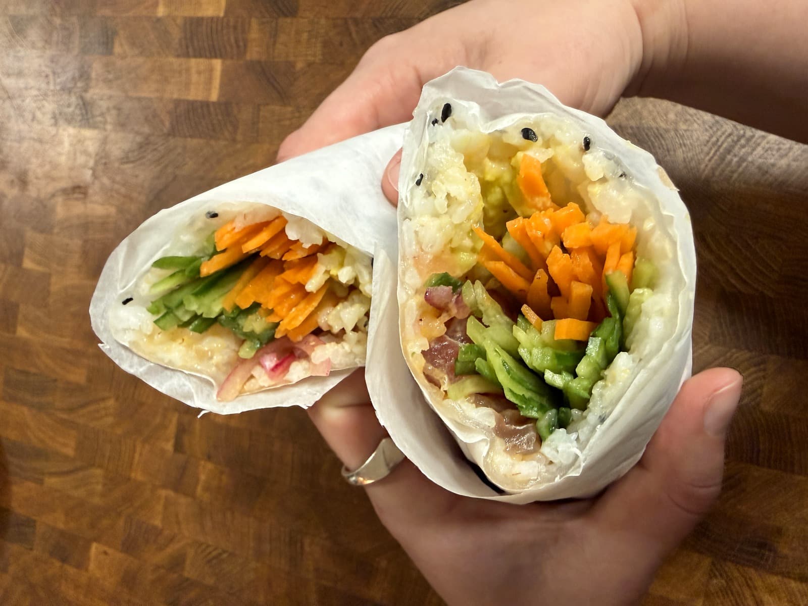 A recipe for a spicy tuna rice sheet roll in shi-shi style